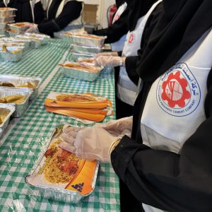 موظفو شركة أسمنت المنطقة الجنوبية يشاركون في مبادرة تطوعية لإعداد وتوزيع وجبات إفطار رمضانية بالتعاون مع جمعية حفظ النعمة بأبها